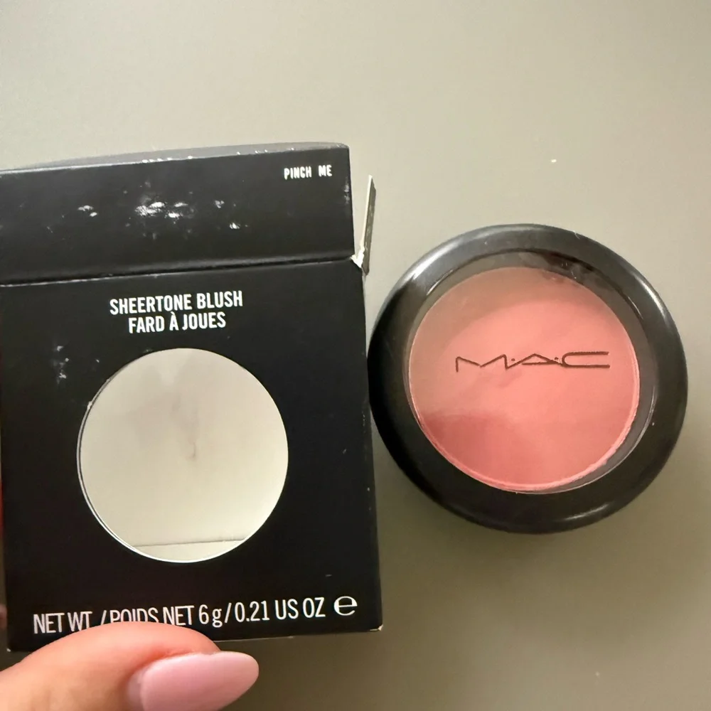 New! Mac Pinch Me sheertone Blush - Picture 3 of 3
